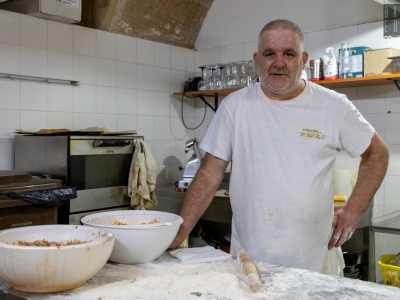 ...e al padre Gino, i quali si occupano della realizzazione dei piatti